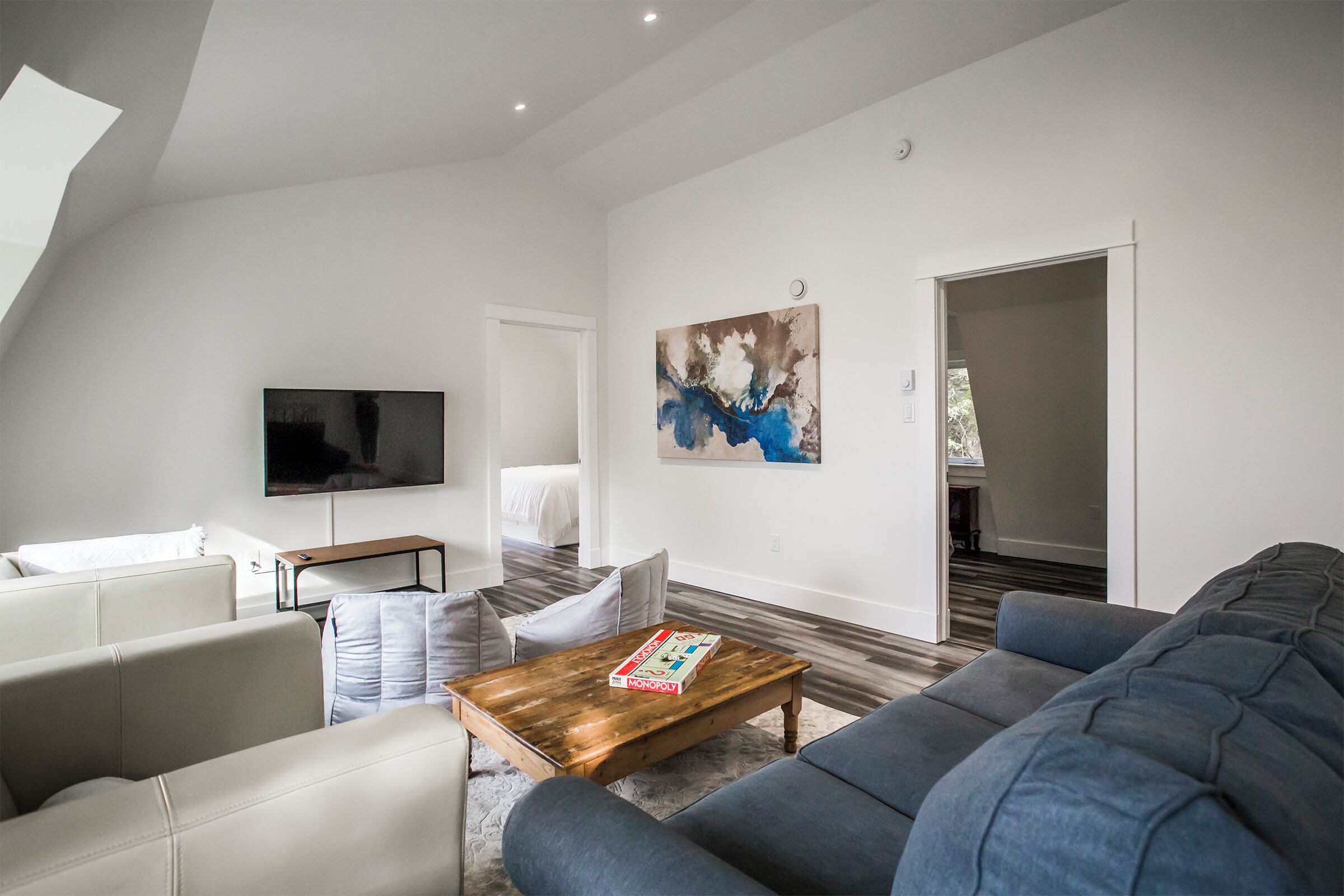 Smart TV, fireplace, books, stereo