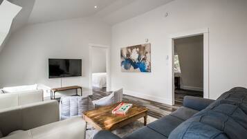 Smart TV, fireplace, books, stereo