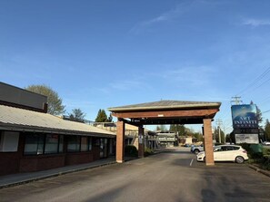 Exterior - art infiniti hotel (maple ridge)