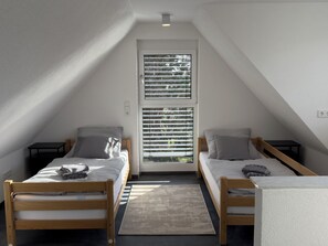 1 bedroom, desk, iron/ironing board, free WiFi - Modern maisonette apartment (Karlsruhe)