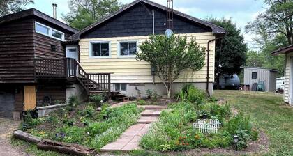 Main house #- 2 minutes to the lake with pool & playground -close to Sandbanks