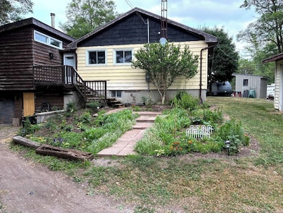 Main house #- 2 minutes to the lake with pool & playground -close to Sandbanks