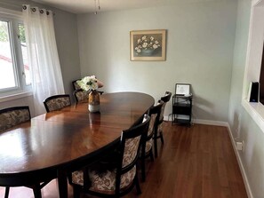 Dining - Main house 30m to Sandbanks - 2 minutes to the lake Consecon with playground (Prince Edward)