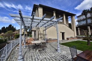 Outdoor dining - Intera Villa con SPA (BASSANO ROMANO)