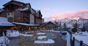 Outdoor spa tub - Luxury Townhome across from Slopes at Purgatory with Mountain Views (Durango)