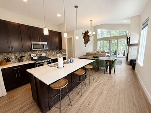 Fridge, microwave, oven, stovetop - Luxury Townhome across from Slopes at Purgatory with Mountain Views (Durango)