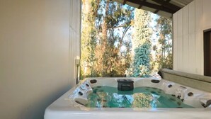 A hot tub with a view of trees. - Spacious 5-bedroom house with a peaceful view in Arroyo Grande (Arroyo Grande)