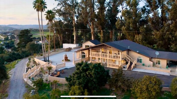A large, two-story house with a balcony, surrounded by trees and a view of the countryside. - Spacious 5-bedroom house with a peaceful view in Arroyo Grande (Arroyo Grande)