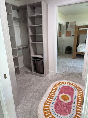 5 bedrooms, desk, WiFi, bed sheets