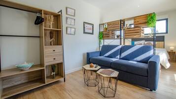 2 bedrooms, travel crib, free WiFi