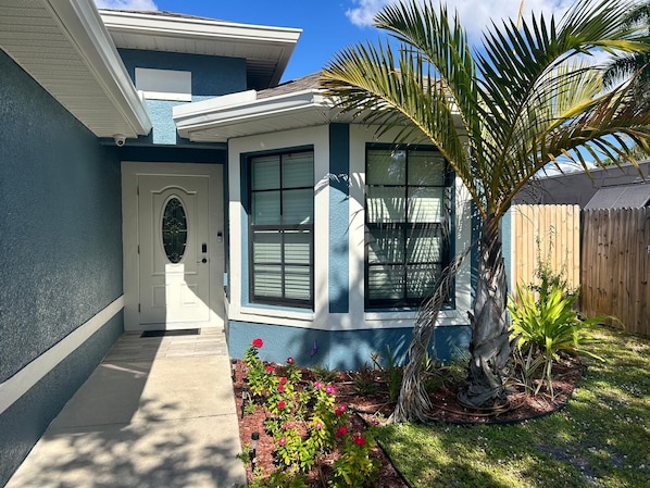 Exterior detail - Sunset Hideaway - Located near the River District (Fort Myers)