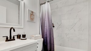 Sèche-cheveux, serviettes fournies, savon, papier toilette