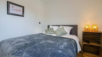 2 bedrooms, travel crib, free WiFi