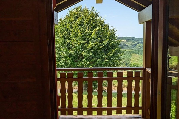 Gîte "Les Volets Oranges" à Saint-Clément-de-Vers, en Haut-Beaujolais, dans le Rhône : le balcon attenant à la chambre avec lit double à l'étage.
