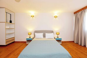 2 chambres, bureau, fer et planche à repasser, accès au Wi-Fi (inclus)