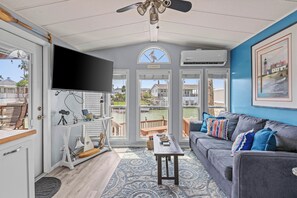 TV - Charming 2-Bedroom Cottage on Serene Port Isabel Channels (Port Isabel)