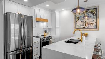 Een koelkast, een magnetron, een oven, een kookplaat