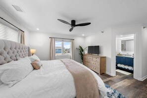 2 bedrooms, free WiFi, bed sheets - NEW Canal Front with Dock Slip (Carolina Beach)