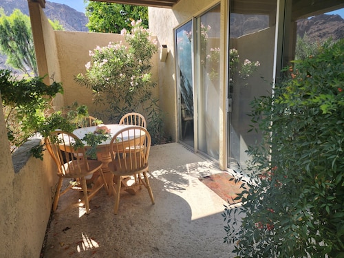 Gated community located in Indian Wells.  Sleeps 4.   Close to all activities.