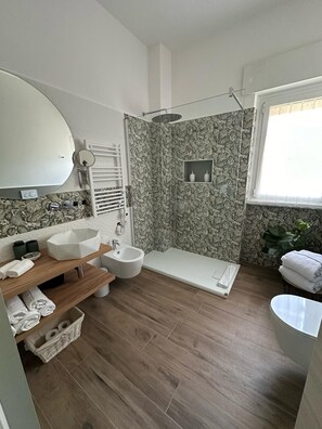 Haartrockner, Handtücher, Seife, Toilettenpapier