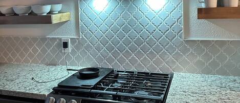 Microondas, horno y placa de cocina