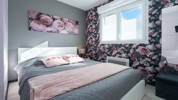 1 chambre, fer et planche Ă repasser