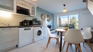 Fridge, microwave, oven, dishwasher - Villa 4 pers with garden in residence with swimming pool (Sérignan)