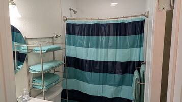 提供毛巾、廁紙