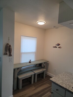 Interior - Charming 2-bedroom cottage with AC, Washer/Dryer, and WiFi in Seadrift (Seadrift)