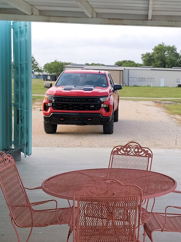 Outdoor dining - Charming 2-bedroom cottage with AC, Washer/Dryer, and WiFi in Seadrift (Seadrift)