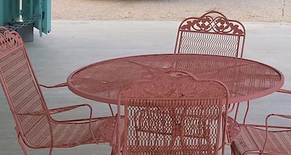 Charming 2-bedroom cottage with AC, Washer/Dryer, and WiFi in Seadrift