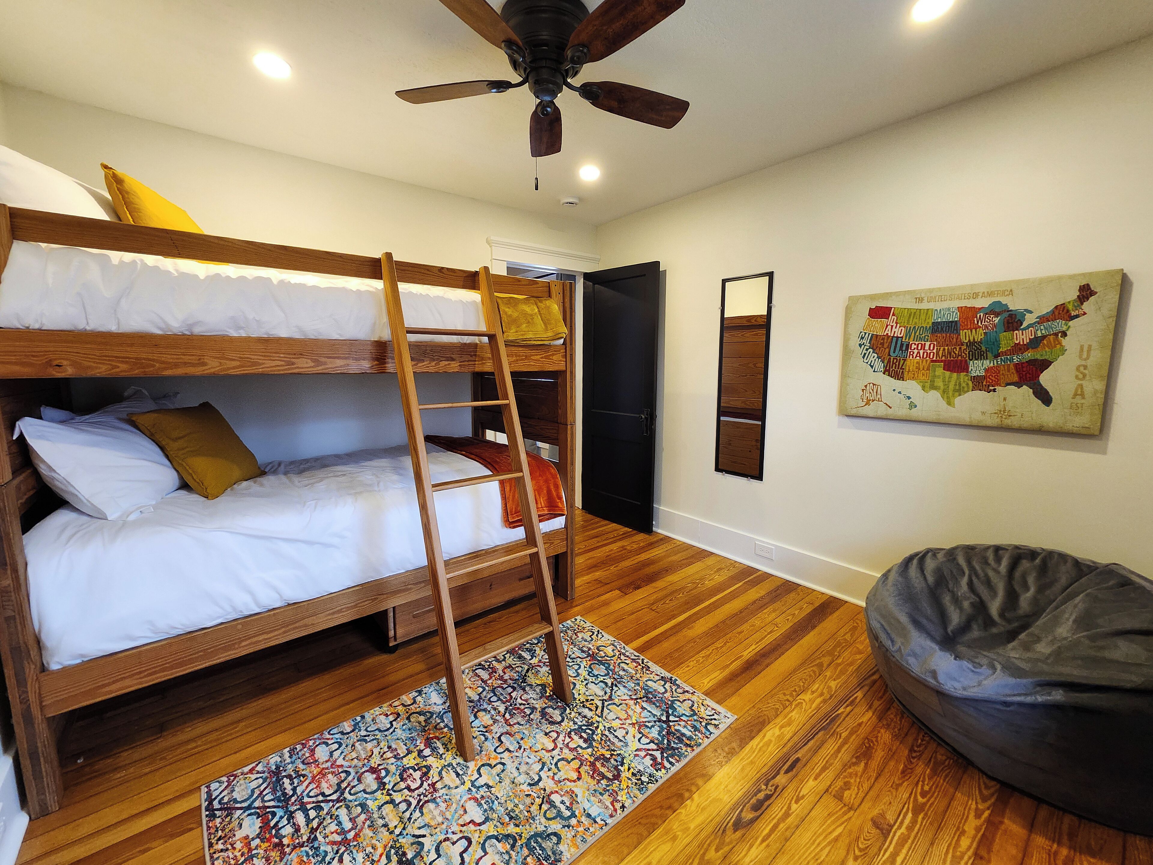 4 habitaciones, tabla de planchar con plancha, wifi y ropa de cama 