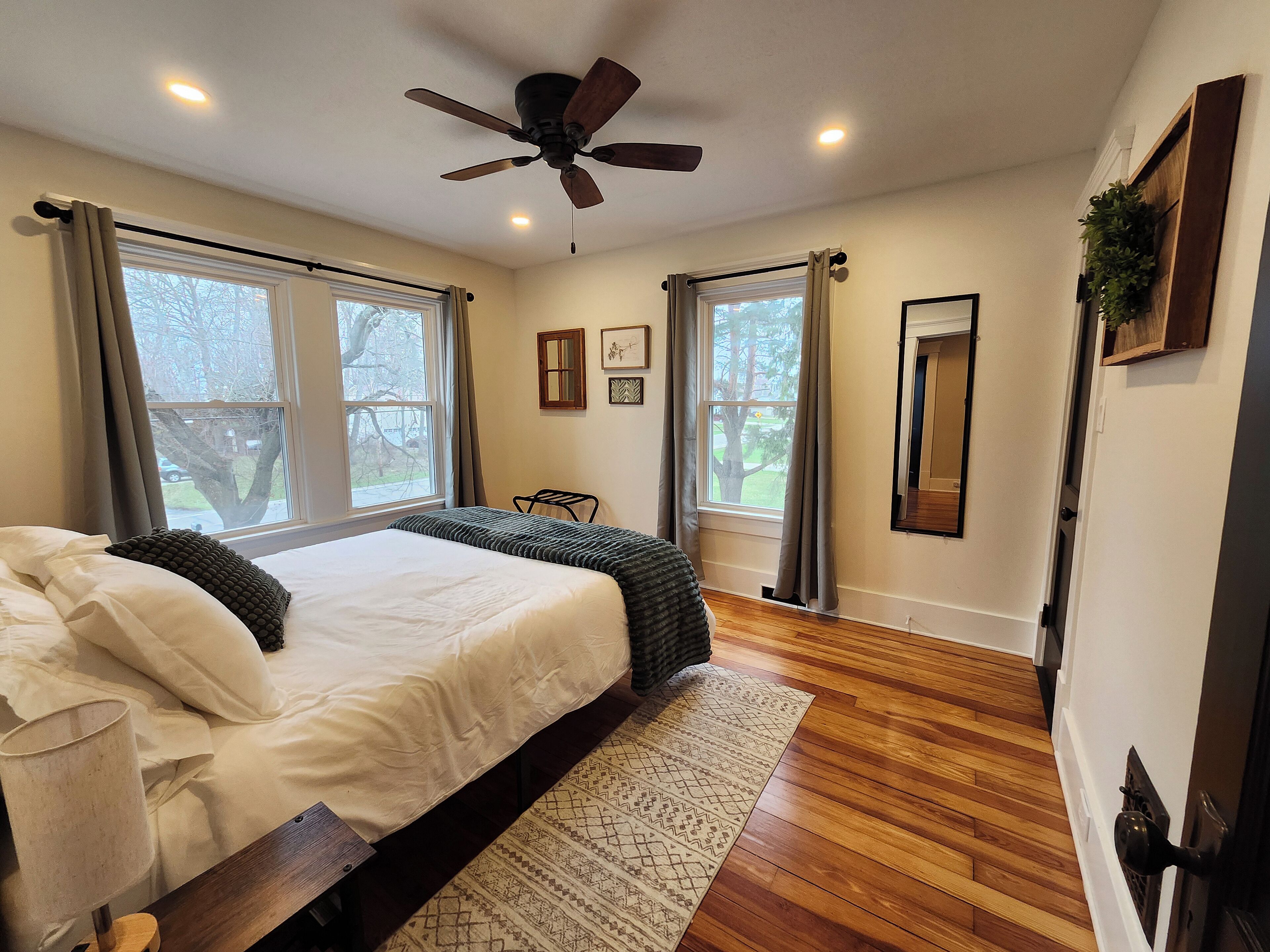 4 bedrooms, iron/ironing board, WiFi, bed sheets