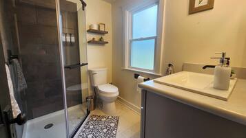 Secador de pelo, toallas