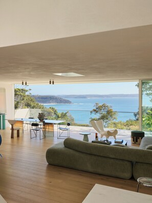 Smart-TV, Kamin, Bücher, Stereoanlage