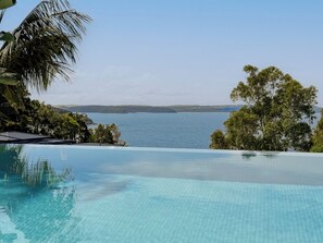 حمّام سباحة خارجي، حمّام سباحة مُدفَّأ