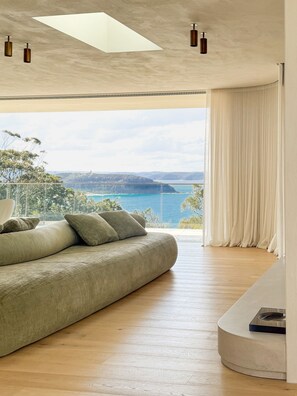 تلفزيون ذكي، مدفأة، كُتُب، ستيريو