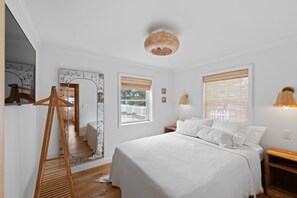 2 slaapkamers, een bureau, een strijkplank/strijkijzer, reisbedje