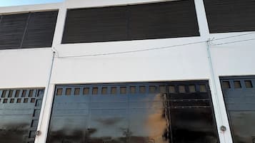 Vista frontal de la propiedad