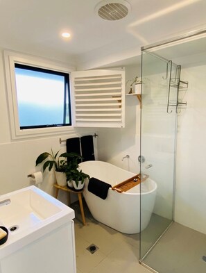 Eco-friendly toiletries, towels, soap, shampoo - SUNDANCE ON THE JETTY (Long Jetty)