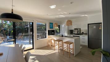 Geladeira, micro-ondas, fogão, cooktop