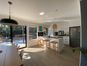 Fridge, microwave, oven, stovetop - SUNDANCE ON THE JETTY (Long Jetty)