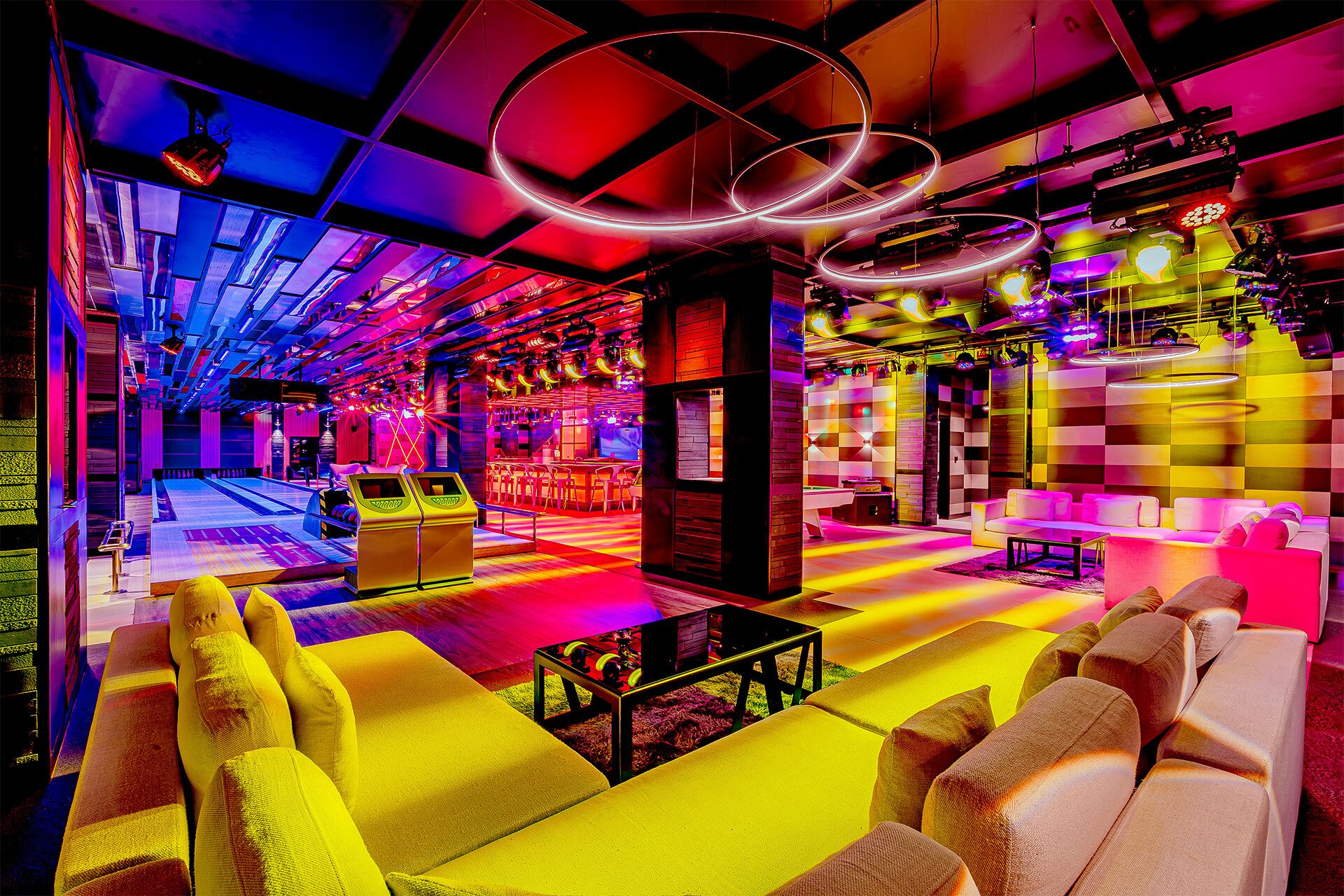 Un salón vibrante con mobiliario moderno, mesa de billar y bar.