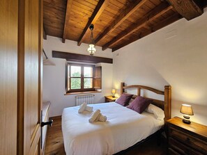 4 habitaciones, tabla de planchar con plancha y ropa de cama 