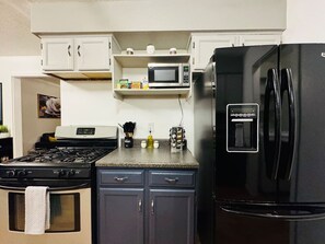 Frigorífico, microondas, horno y placa de cocina