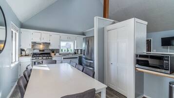 KĂŒhlschrank, Mikrowelle, GeschirrspĂŒler