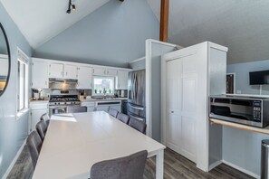 Frigorífic, microones, rentaplats i cafetera i tetera 