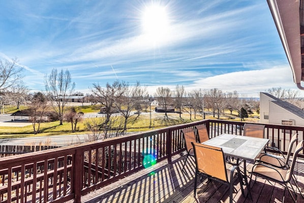 Outdoor dining - Brookside Bliss Centrally Located! (Farmington)