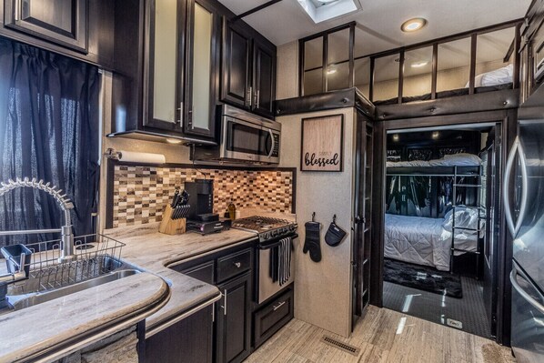 Fridge, microwave, oven, stovetop - Riverbend Ridge Your Southwest retreat!! (Aztec)