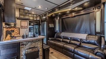 Smart-TV, Kamin, DVD-Player, Stereoanlage